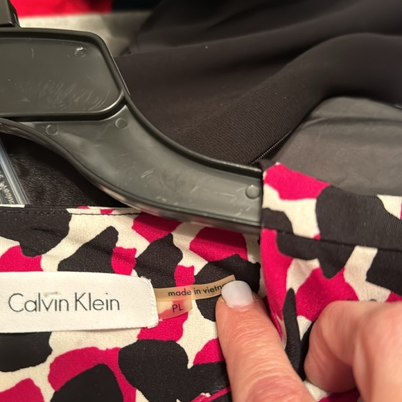 Calvin Klein deep pink, black, and white medium weight top. Size PL - Picture 6 of 6